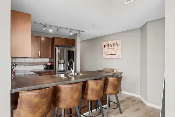 210 15 AVE SE #206, Calgary, AB T2G 0B5