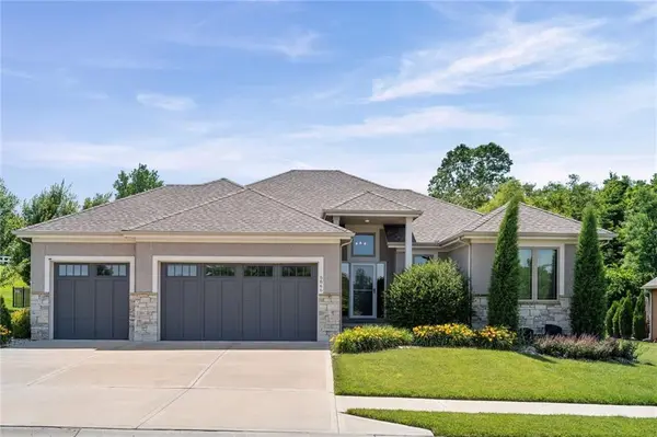 5866 S National DR, Parkville, MO 64152