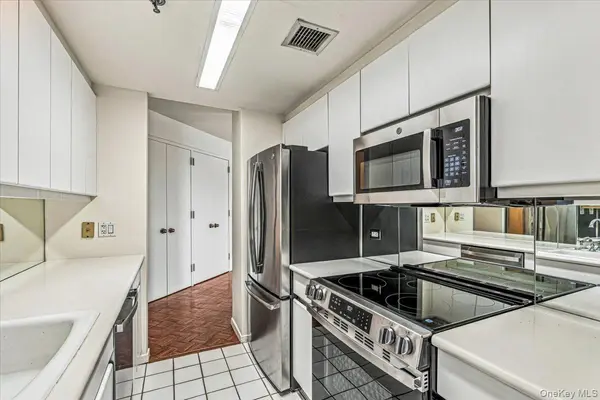 100 Hilton AVE #707, Garden City, NY 11530