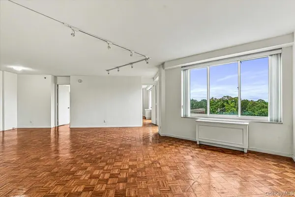 100 Hilton AVE #707, Garden City, NY 11530