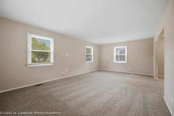 651 WOODHOLLOW LN, Buffalo Grove, IL 60089