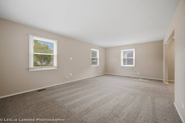 651 WOODHOLLOW LN, Buffalo Grove, IL 60089
