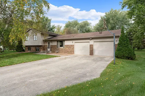 930 Ridgeview PL NE, Owatonna, MN 55060