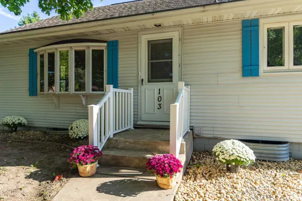 103 NW JEFFERSON ST, Hopedale, IL 61747