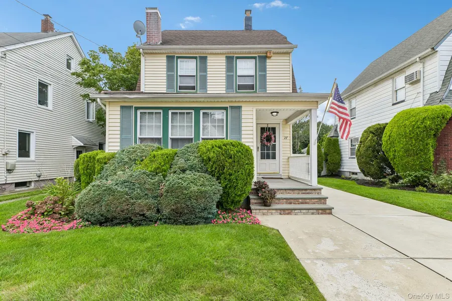 27 Juniper AVE, Mineola, NY 11501