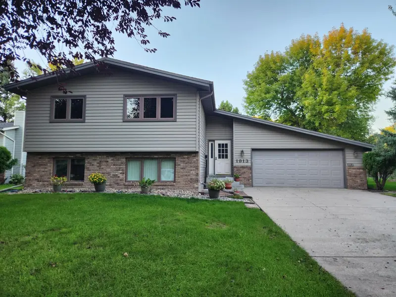 1913 26 1/2 AVE S, Fargo, ND 58103