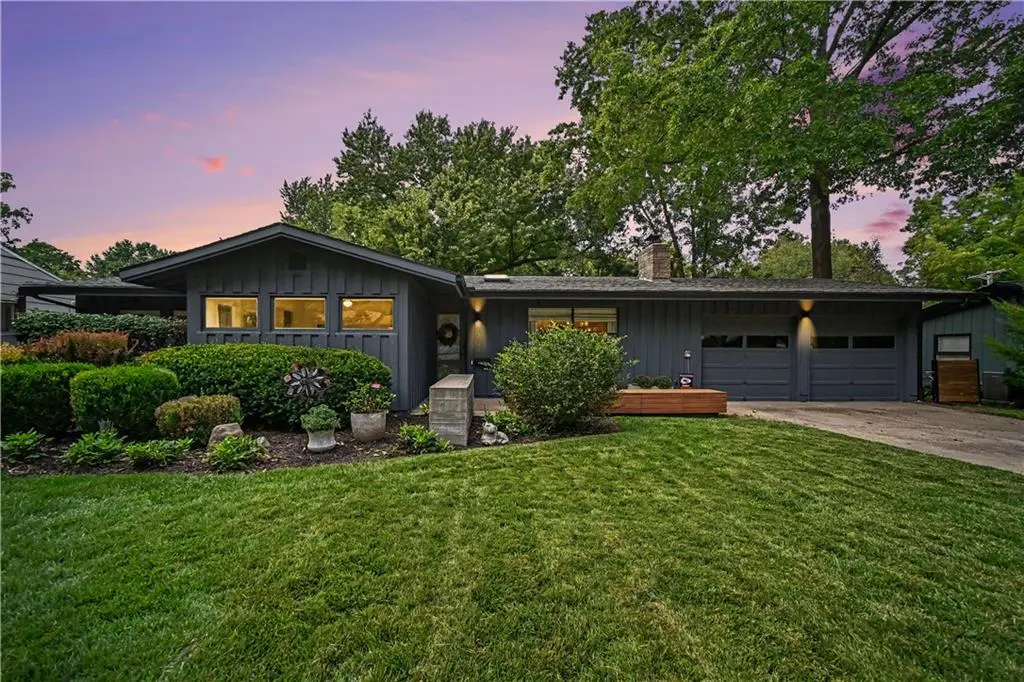 7704 Tomahawk RD, Prairie Village, KS 66208