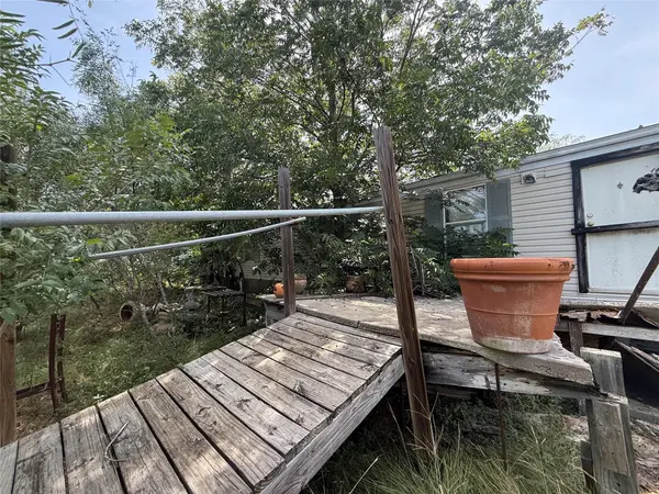 200 Reata Ranch RD, Lockhart, TX 78644