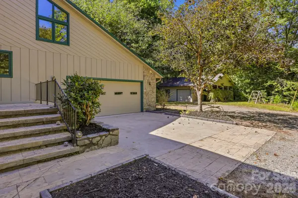 124 Moss Hill LN, Lake Lure, NC 28746