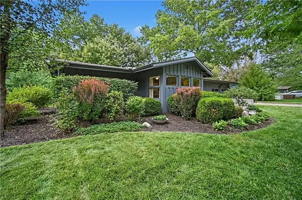 7704 Tomahawk RD, Prairie Village, KS 66208
