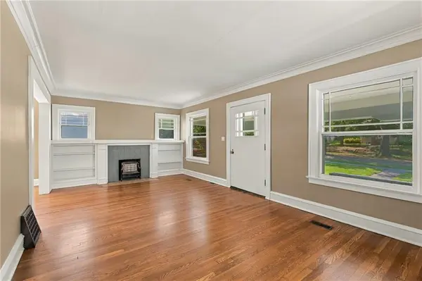 5817 Oak ST, Kansas City, MO 64113