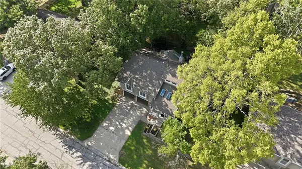1307 SW Granite Creek DR, Blue Springs, MO 64015