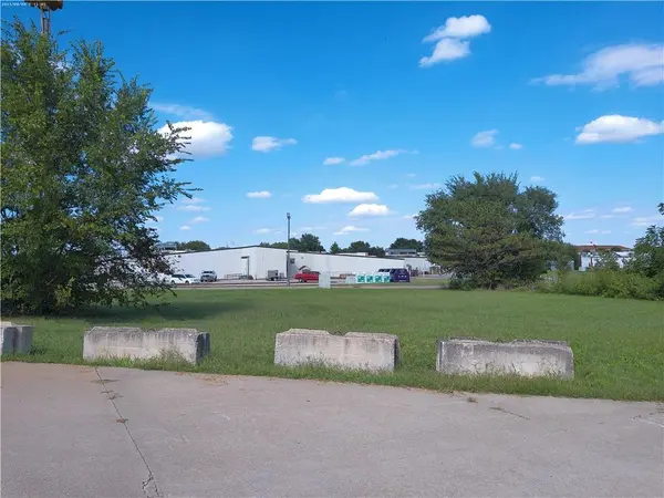 121 N Hospital DR, Paola, KS 66071