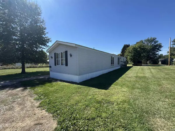 80 SE 11th ST, Linton, IN 47441