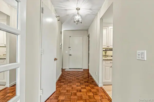 100 Hilton AVE #806, Garden City, NY 11530