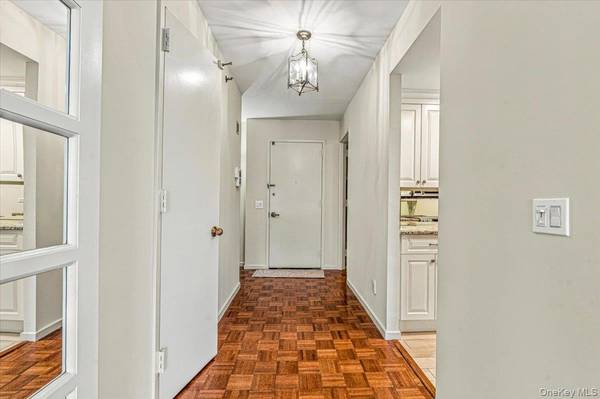 100 Hilton AVE #806, Garden City, NY 11530