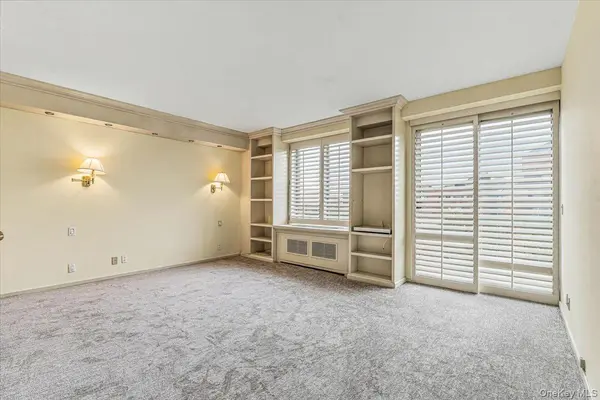 100 Hilton AVE #806, Garden City, NY 11530
