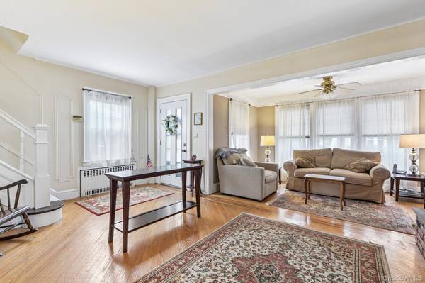 27 Juniper AVE, Mineola, NY 11501