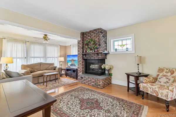 27 Juniper AVE, Mineola, NY 11501
