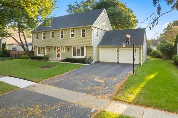 550 Longmeadow CIR, St. Charles, IL 60174