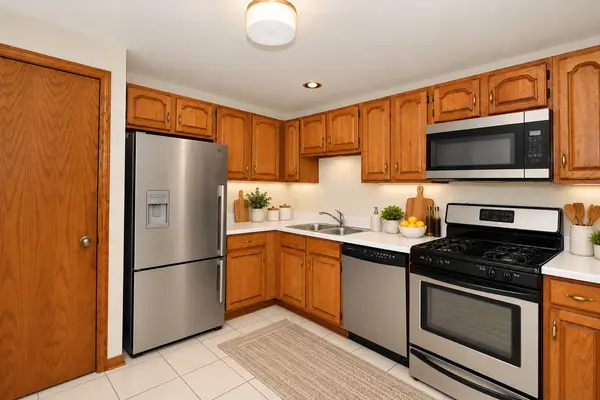 106 Stirling LN #Z2, Schaumburg, IL 60194