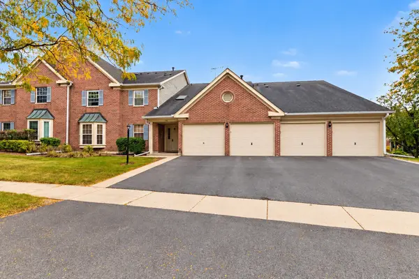 106 Stirling LN #Z2, Schaumburg, IL 60194