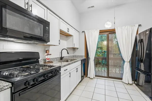 5373 Newport DR #2-4B, Lisle, IL 60532
