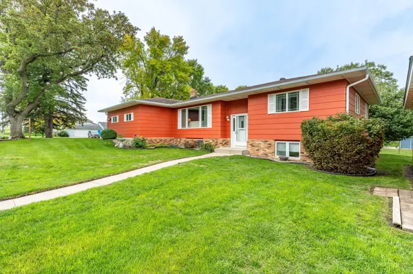 1320 S Mabelle AVE, Fergus Falls, MN 56537