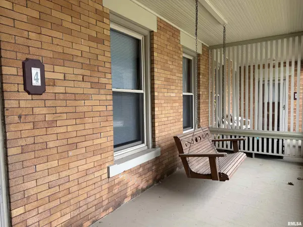 300 S A ST #4, Monmouth, IL 61462