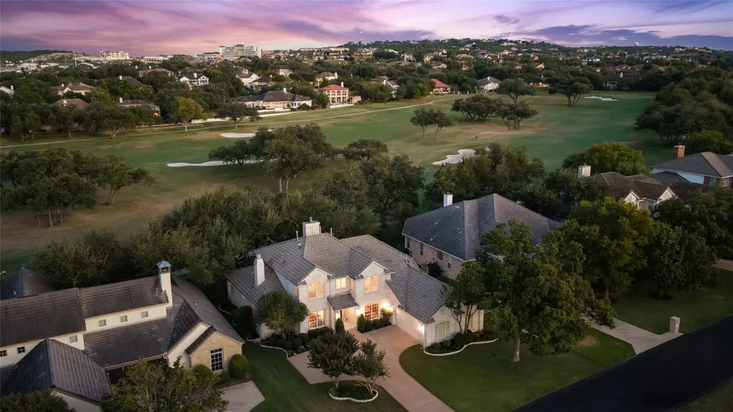 34 Tiburon DR, The Hills, TX 78738