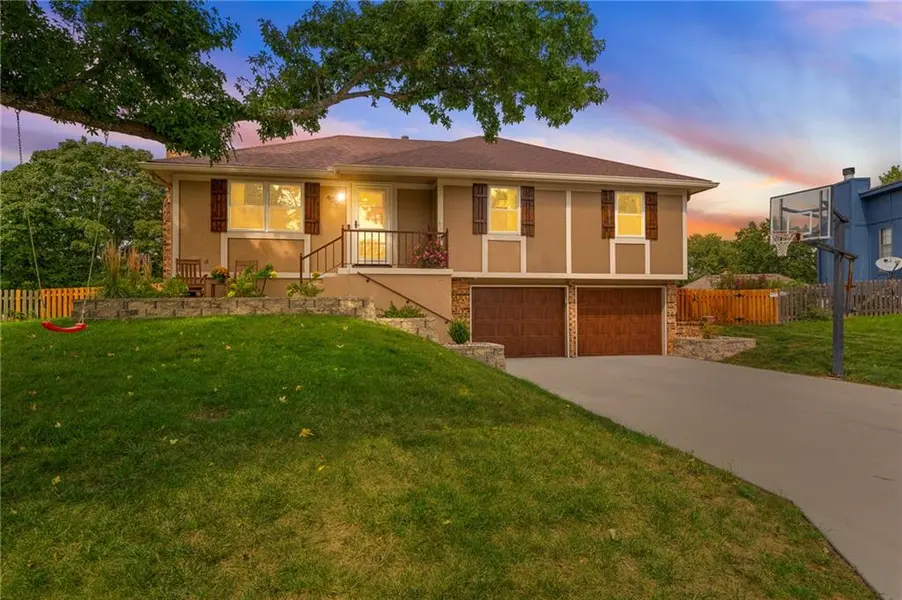 406 NE Crescent ST, Lee's Summit, MO 64086