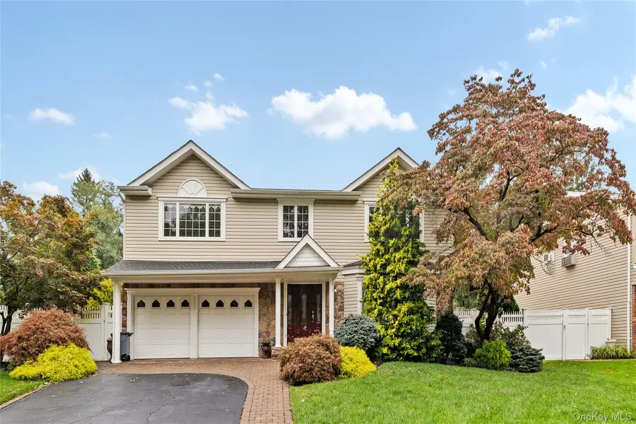 32 Glenmere LN, Commack, NY 11725
