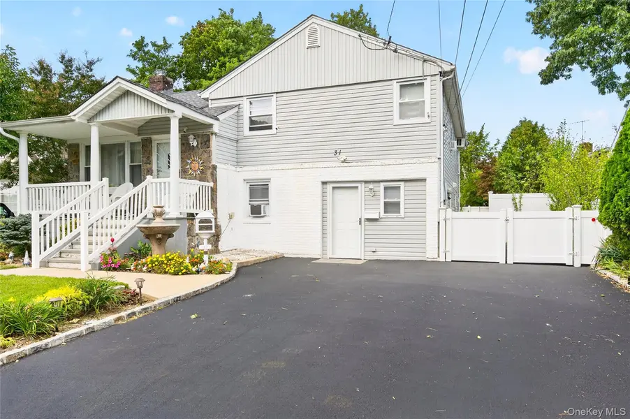 31 Nesaquake AVE, Port Washington, NY 11050