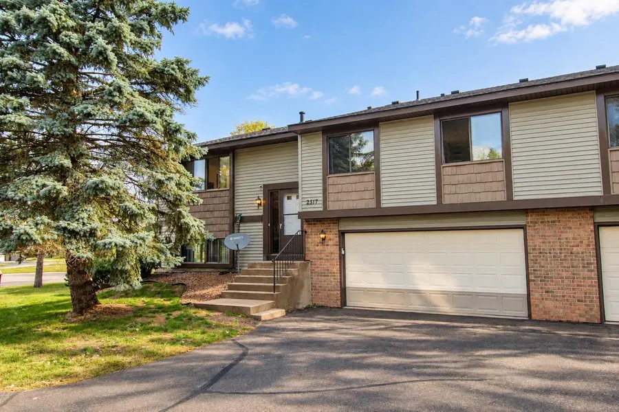 2817 Wimbledon RDG, Woodbury, MN 55125