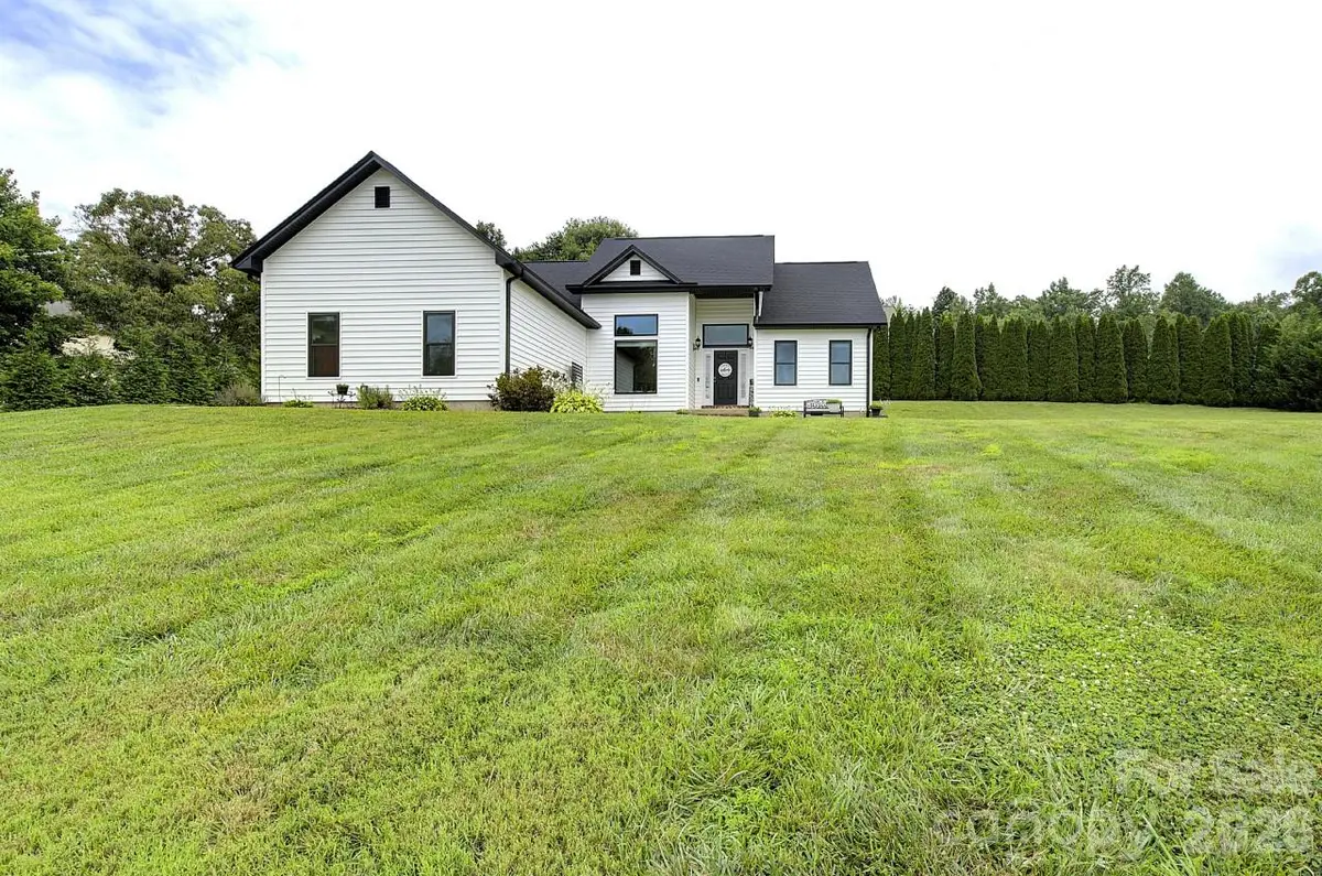 60 Golden LN, Leicester, NC 28748