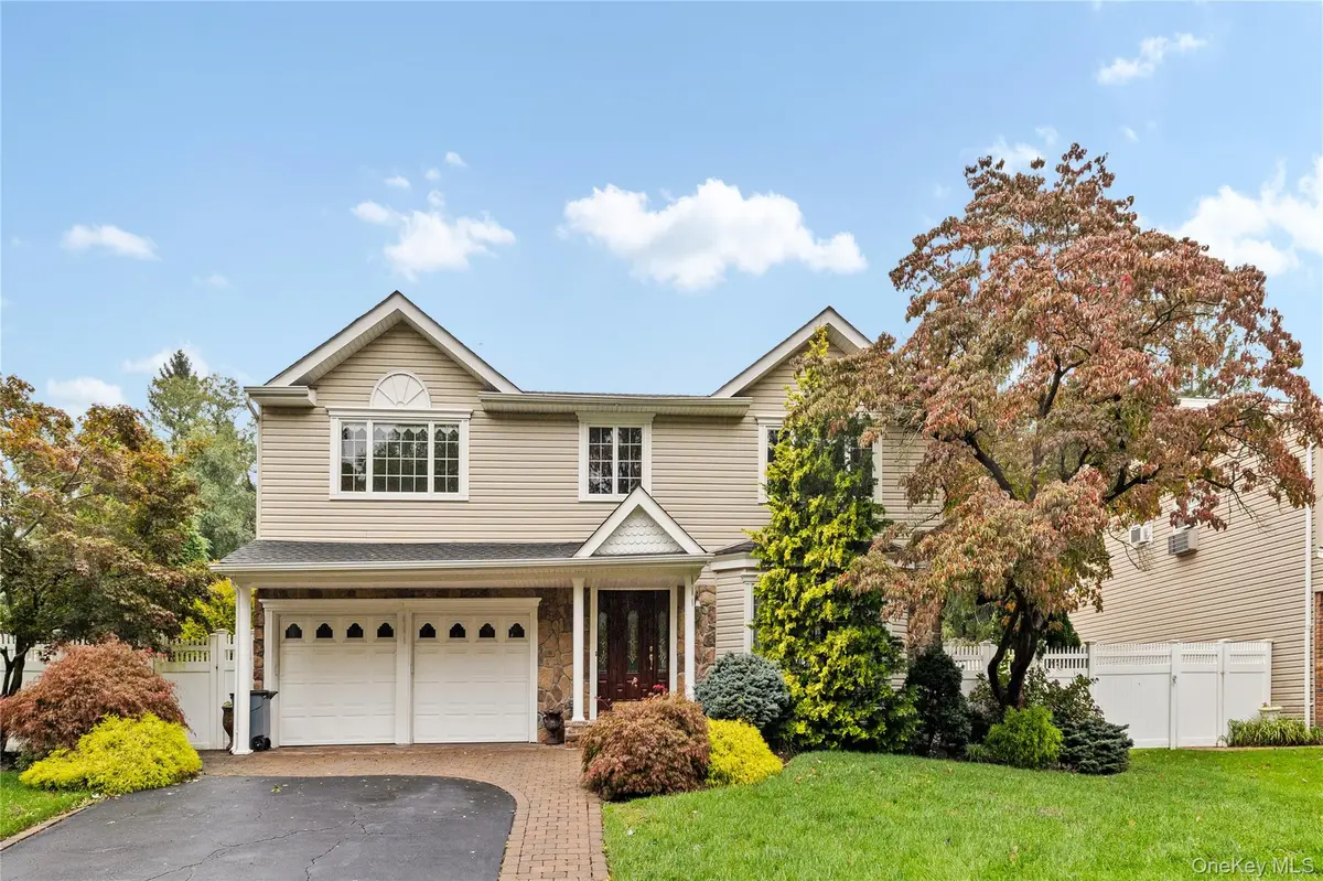 32 Glenmere LN, Commack, NY 11725
