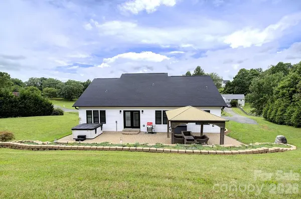 60 Golden LN, Leicester, NC 28748
