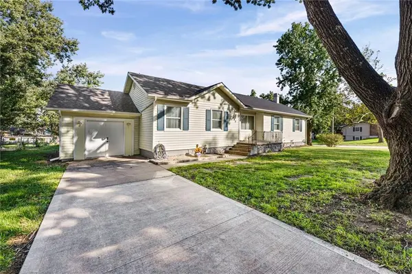 945 S Sycamore ST, Ottawa, KS 66067
