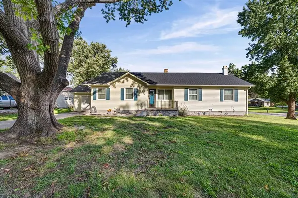 945 S Sycamore ST, Ottawa, KS 66067