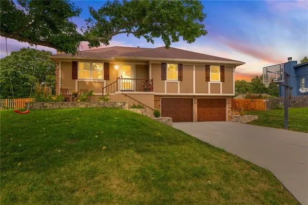 406 NE Crescent ST, Lee's Summit, MO 64086