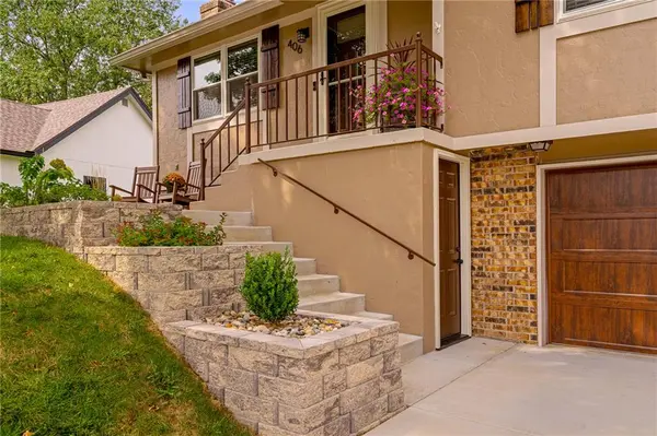 406 NE Crescent ST, Lee's Summit, MO 64086
