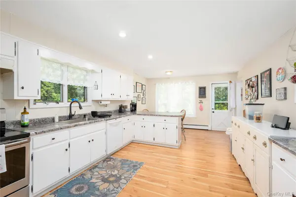 15 Storybook LN, Pleasant Valley, NY 12569