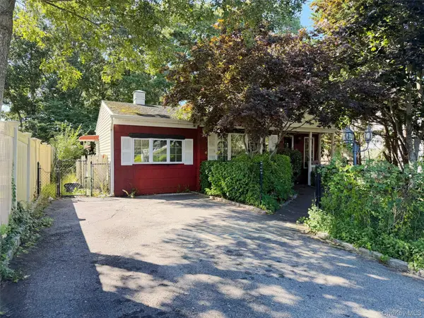 30 Oakwood DR, Shirley, NY 11967