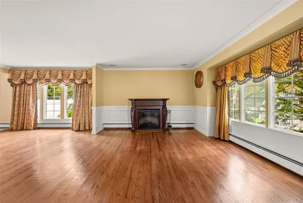 32 Glenmere LN, Commack, NY 11725