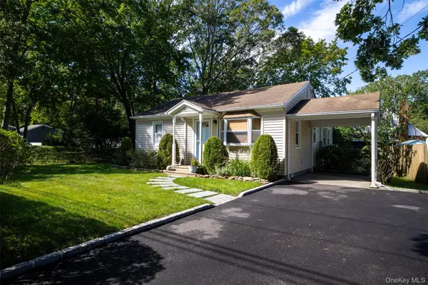 51 Wakeman RD, Hampton Bays, NY 11946