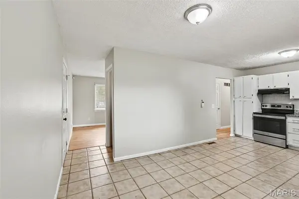 5329 Ville Angela LN, Hazelwood, MO 63042
