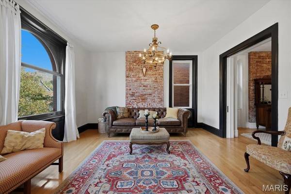 3656 Russell BLVD #B, St Louis, MO 63110