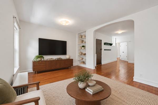 5715 S Blackstone AVE #2S, Chicago, IL 60637