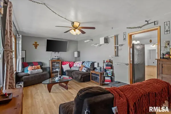 601 W GREENWOOD AVE, Jacksonville, IL 62650