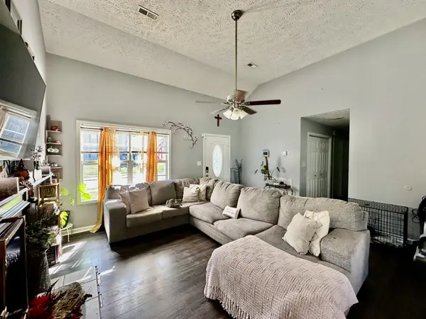 1697 Parkside Dr, Clarksville, TN 37042